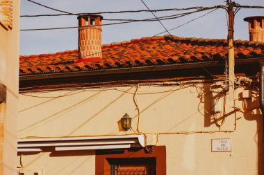 Puebla de valles, Guadalajara, İspanya. 7 Mart 2023 Eski Akdeniz tarzı konut binaları cepheleri. Avrupa caddesinde sarı turuncu renkli evler. Eski Mimari Manzara Eski Sokak