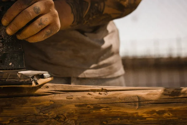Mani Dell Artigiano Chiudono Con Una Vecchia Lucidatrice Tronchi Legno — Foto Stock