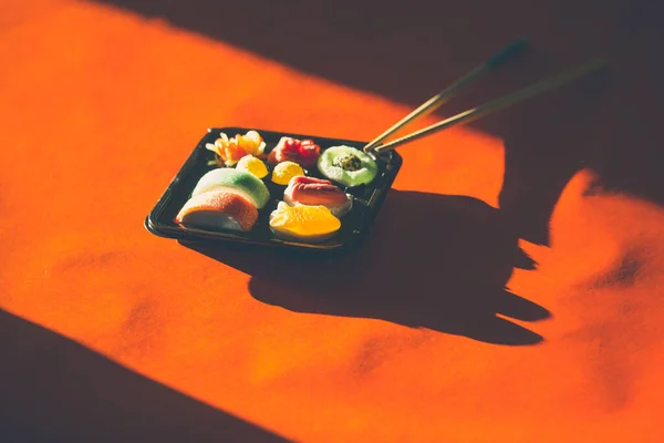 Gelee Bonbons Sushi Einer Schwarzen Plastikbox Auf Leuchtend Rotem Hintergrund — Stockfoto