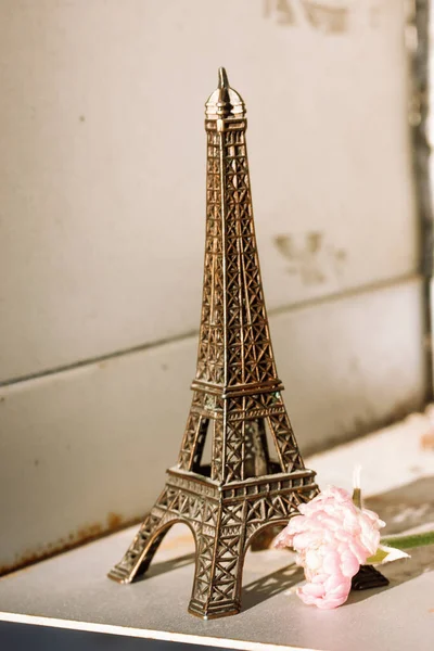 Francie Paříž Května 2022 Eiffelova Věž Mezi Kvetoucími Růžovými Květy — Stock fotografie