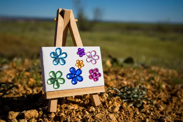 Trä Miniatyr Staffli Med Glänsande Konstgjorda Flerfärgade Blommande Blommor Skapa — Stockfoto