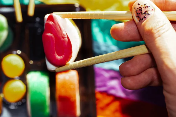 Sushi Sticker Kvinnans Hand Mot Sushi Godis Som Utsikt Ovanifrån — Stockfoto