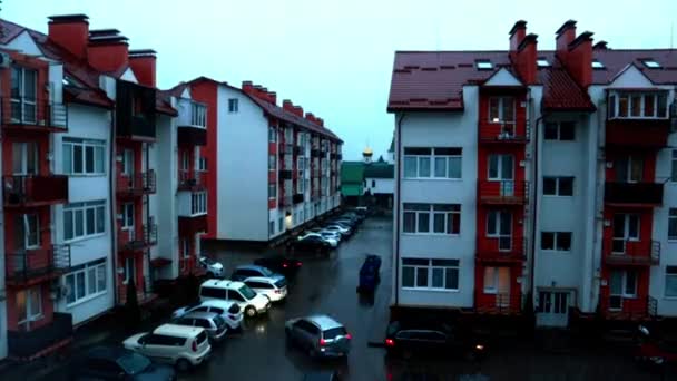 Uzhgorod Ukrayna Nisan 2022 Zaman Atlamalı Video Apartman Bahçesi Araba — Stok video