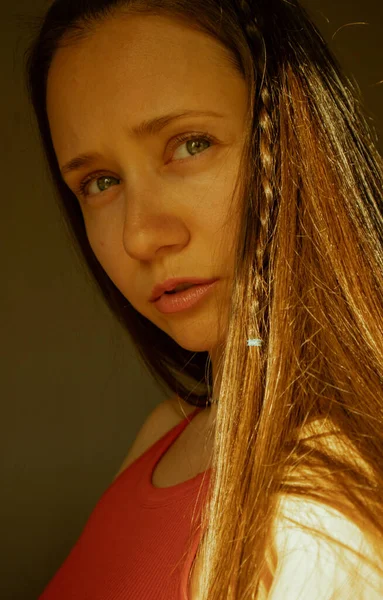 Güzel Ukraynalı Gözüpek Genç Kadın Uzun Düz Kahverengi Saçlı Gri — Stok fotoğraf