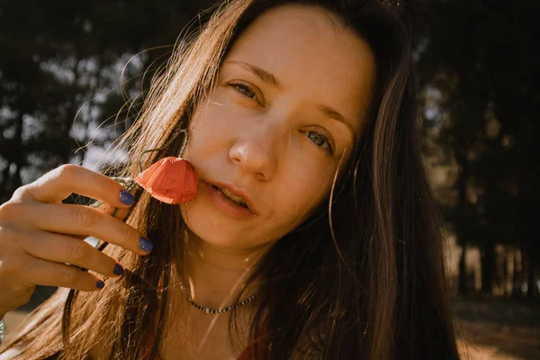 Elinde Kırmızı Haşhaş Çiçeği Olan Güzel Bir Esmer Kadın Bahar — Stok fotoğraf