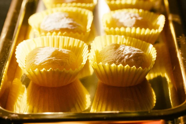 黄色芒果和柠檬莫奇莫奇 木制筷子在金盘顶部的观点 亚洲菜 糖果和佳肴 日本传统的糖果冰淇淋是用米粉面团制成的 软焦点 — 图库照片