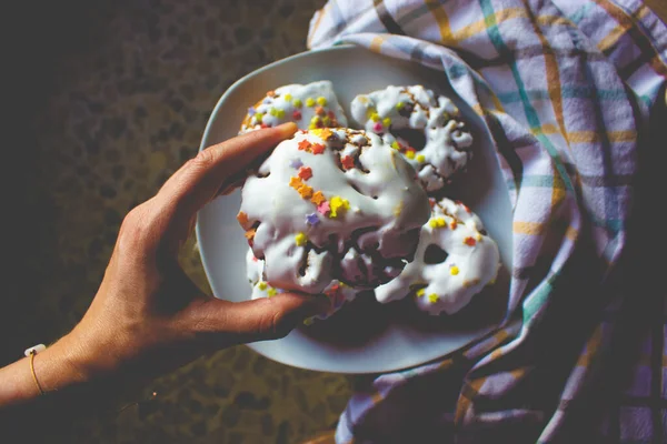Beyaz kremalı bir tabak tatlı, ev yapımı çörekler, rosquillalar, geleneksel anason çörekleri Paskalya Akdeniz 'de genellikle ahşap masadaki tatlı yiyeceklerde yenir.
