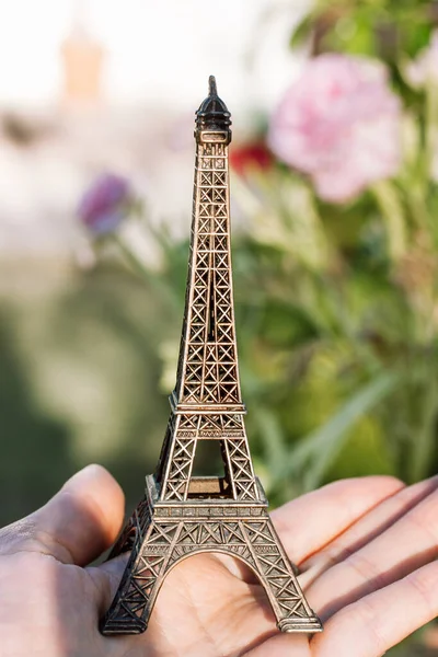 Dekoratives Souvenir Aus Dem Eiffelturm Auf Der Hand Einer Frau — Stockfoto
