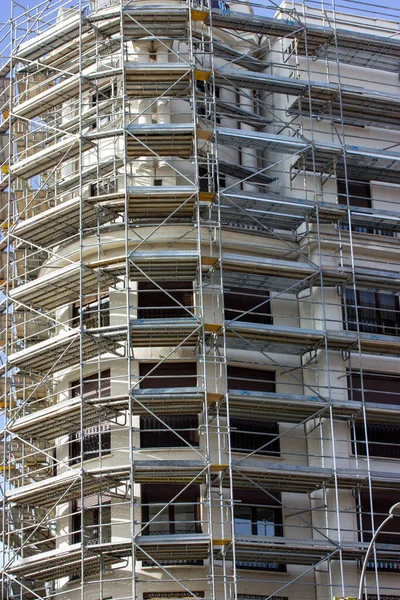 Obnova Starých Fasád Budov Klenutá Okna Lešení Staveništi Rekonstrukce Rekonstrukce — Stock fotografie