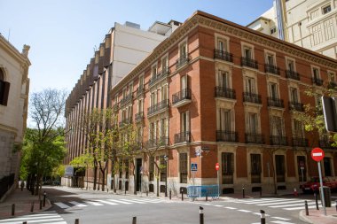 Madrid İspanya 1 Mayıs 2022 İnsansız bir şehir caddesi. Kavşak, yol. Eski mimari. Eski kasaba mahallesindeki evler. Kırmızı tuğlalı evin köşesi, şehir dışındaki yerleşim yerleri..