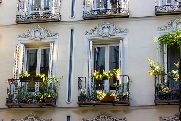 Çiçek Saksılarıyla Süslenmiş Güzel Balkonları Olan Eski Beyaz Bina Cephesi — Stok fotoğraf