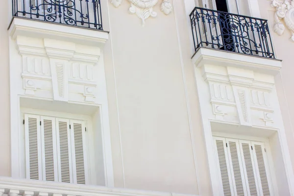 Klasszikus Vagy Neoklasszikus Építészeti Stílusban Épült Fehér Toronyház Homlokzata Ablakok — Stock Fotó