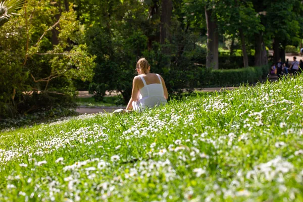 Single Young Woman White Dress Sundress Lounging Picnic Green Lawn — Stockfoto