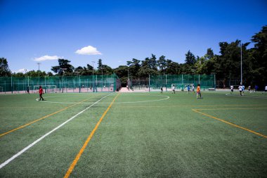 Madrid, İspanya. 1 Haziran 2022. Yeşil çimenli futbol sahası, futbol oynayan futbolcular için işaretler. Şampiyonluktan önce antrenman. Güneşli bir yaz gününde stadyumdaki oyuncular. Spor stadyumu.