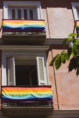 Madrid, İspanya. 7 Haziran 2022. Avrupa sokaklarında bir apartmanın balkonlarında parlak gökkuşağı LGBT bayrakları. Gurur Ayı. Uluslararası Homofobi Karşıtı Transfobi Günü, IDAHOT. Gey Özgürlük.