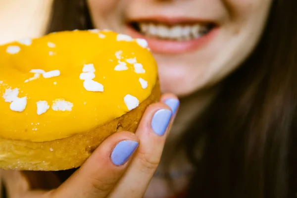 Een Meisje Met Een Glazuur Lekkere Gele Donut Haar Hand — Stockfoto