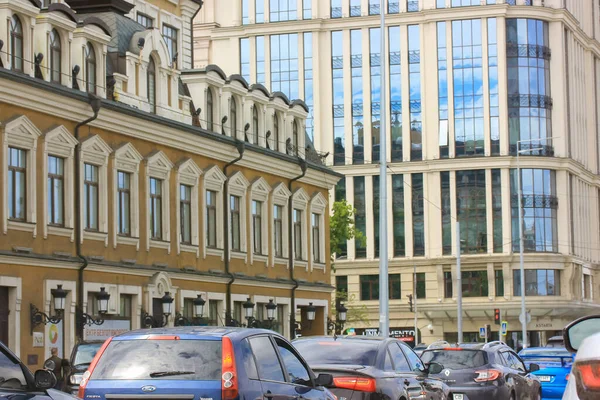 우크라이나 키예프 2021 오후에 자동차들 간선도로 간선도로 도시의 거리에서 체증을 — 스톡 사진