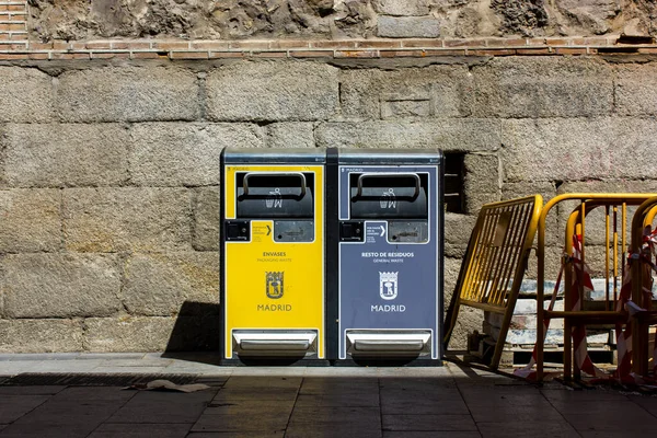 スペインのマドリード 2022年5月1日市内通りに灰色と黄色のゴミ箱が2つあります さまざまな種類の廃棄物を別のビンに分類します 生態学 清潔概念 異なる種類のゴミの分離 — ストック写真