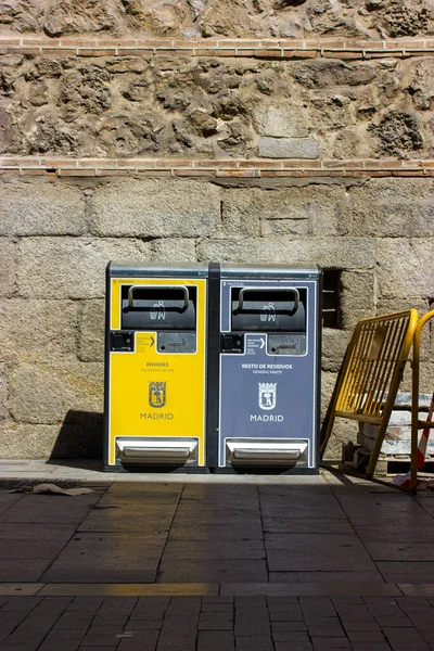 スペインのマドリード 2022年5月1日市内通りに灰色と黄色のゴミ箱が2つあります さまざまな種類の廃棄物を別のビンに分類します 生態学 清潔概念 異なる種類のゴミの分離 — ストック写真