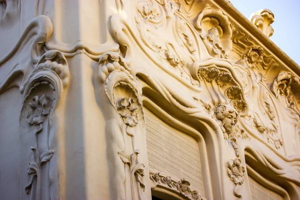 Klassisch Barocke Bauelemente Stuckdekor Luxuriös Dekorierte Fassade Eines Antiken Balkons — Stockfoto
