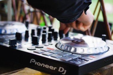 Madrid İspanya 7 Mayıs 2023 Öncü DJ denetleyici disko eğlencesi. Elektronik müzik festivali, parti. DJ müzik ekipmanlarıyla oynuyor. Kulüpte karışık müzik yapan müzisyenlerin elleri. Profesyonel müzik oluşturma sesi. 