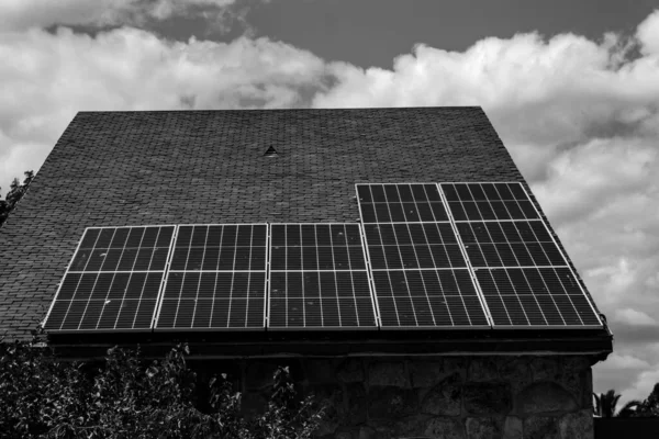 ソーラーパネル付きの民家の屋根 発電用のモジュール 太陽光発電所 エネルギーに依存せず持続可能なエネルギー太陽光発電パネル 家庭での代替グリーンエネルギー — ストック写真