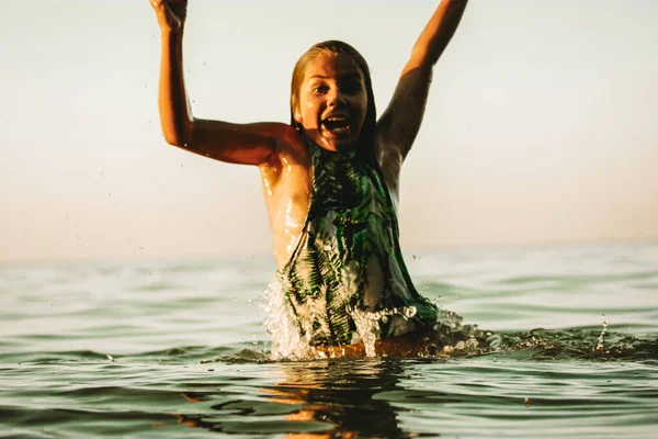 Adolescente Ragazza Anni Frolicking Giocare Acqua Verde Bambino Sta Saltando — Foto Stock