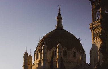 Madrid, İspanya 1 Mayıs 2023 Parroquia San Manuel San Benito Kilisesi. Gökyüzüne karşı eski tapınağın kubbesi. Dini mimari. İspanyol simgesi. Seyahat güzergahı. Bir kilise kubbesi..
