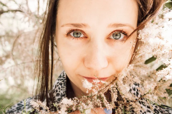 Güzel Genç Kadın Portresi Bir Bahar Bahçesindeki Ağaçların Çiçek Açtığı — Stok fotoğraf