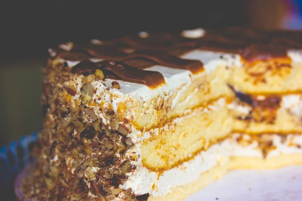 Шматок Смачного Шаруватого Шоколадного Пирога Тарілці Багряний Шоколадний Кучерявий Торті — стокове фото