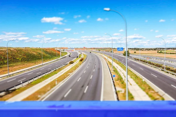 Madryt Hiszpania Kwietnia 2023 Czteropasmowa Autostrada Utwardzona Autostradą Biegnie Oddali — Zdjęcie stockowe