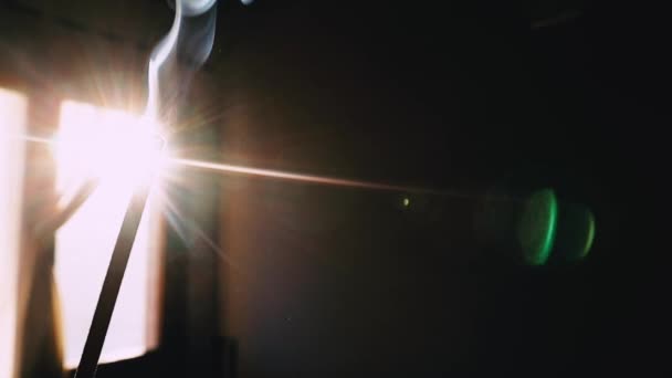 Ароматні Палички Палички Димлять Створюючи Пуфи Диму Сонячному Світлі Фоні — стокове відео