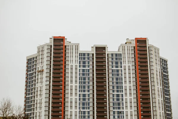 Біло Червоний Фасад Сучасного Багатоповерхового Житлового Будинку Будівельному Майданчику Нове — стокове фото