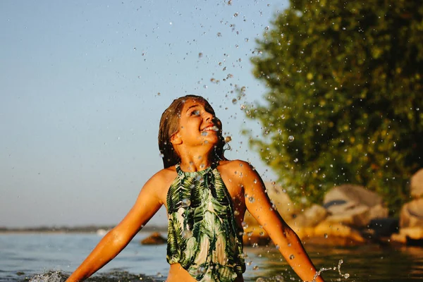 Nehrin Suyuna Sıçratan Neşeli Genç Kız Sıcak Bir Yaz Gününde — Stok fotoğraf