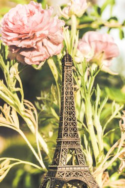 Fransız kartpostalı için dikey arka plan. Bahar günü Paris 'e yolculuk. Eiffel Kulesi pembe ranunculus çiçeklerinin arasında, çiçek açmış soğanlı bitkiler. Avrupa 'nın başkenti Fransa' da tatil.
