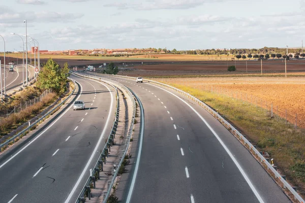 Μαδρίτη Ισπανία Απριλίου 2023 Ένας Ασφαλτοστρωμένος Αυτοκινητόδρομος Τεσσάρων Λωρίδων Περνάει — Φωτογραφία Αρχείου