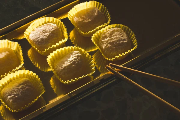 Sarı Mango Limonlu Mochi Altın Tepside Ahşap Çubuklar Asya Yemekleri — Stok fotoğraf