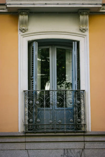 Vertikaler Vintage Balkon Mit Blauer Holztür Klassischen Architekturstil Orangefarbene Fassade — Stockfoto