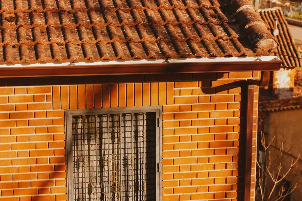 Fragment Domu Czerwonej Cegły Pomarańczowym Dachówką Oknem Deskami Opuszczona Posiadłość — Zdjęcie stockowe