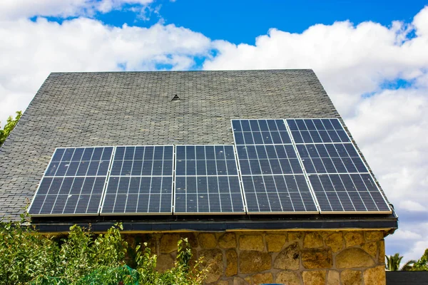 Techo Una Casa Privada Con Paneles Solares Módulos Para Generar — Foto de Stock