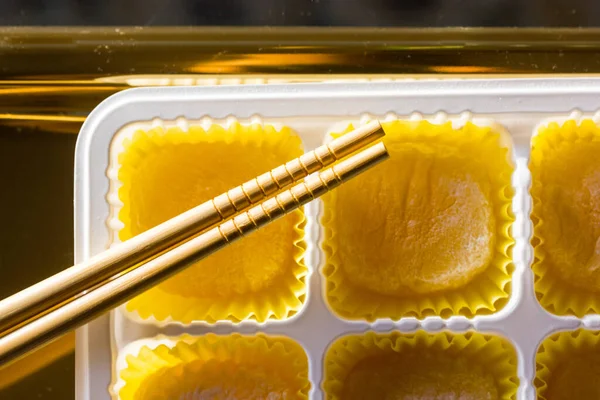 Sarı Mango Limonlu Mochi Altın Tepside Ahşap Çubuklar Asya Yemekleri — Stok fotoğraf
