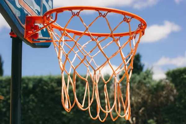 Баскетбольне Кільце Задньому Дворі Тлі Блакитного Неба Спортивний Відпочинок Здорове — стокове фото