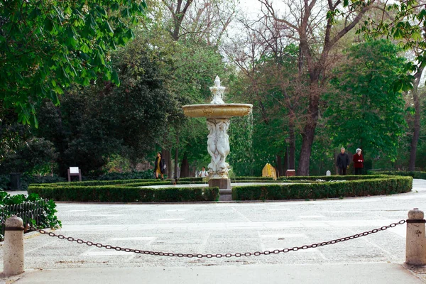 スペインのマドリード 2023年4月12日レティーロ公園 春の日に中心部に緑の木と歴史的な噴水のある美しい街の広場 自然の中でリラックスするランドマーク的な場所 ヨーロッパの庭園 — ストック写真