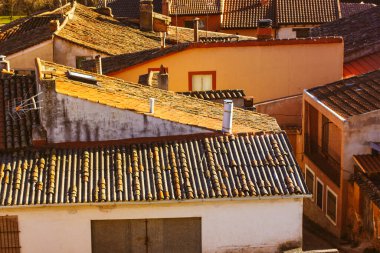 Puebla de Valles, Guadalajara, İspanya Eski Akdeniz tarzı konut binaları ön cepheleri ve fayanslı çatılar. Avrupa caddesinde sarı turuncu renkli evler. Eski Mimari Manzara Eski Sokak.