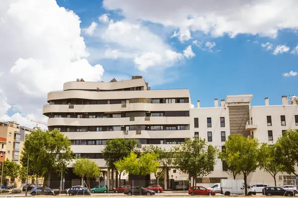 西班牙马德里 2023年6月5日一个阳光明媚的现代建筑住宅区 有许多公寓的高楼 西班牙的现代风格的白房子立面 — 图库照片