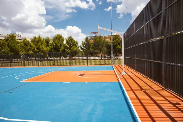 Lege Basketbalveld Tuin Blauwe Lucht Blauw Rood Basketbalveld Voor Voetbal — Stockfoto