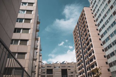 Aşağıdan çok aile uzunluğunda apartman manzarası. Bir yerleşim bölgesi. Bir apartmanın avlusunda. Metropolis 'teki gökdelenler. Kira, satın alma, konut satışı. Yüksek binalar mavi gökyüzü