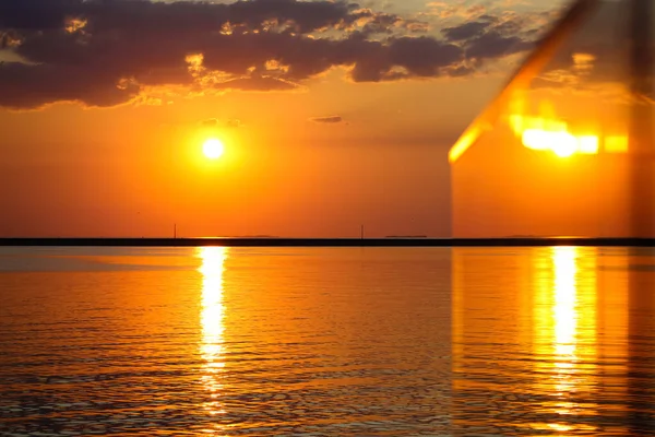 Прекрасный Закат Над Побережьем Моря Оранжевое Сине Желтое Небо Величественными — стоковое фото