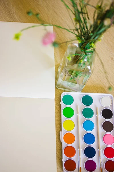 Desenho Caderno Com Folhas Branco Conjunto Tintas Aquarela Coloridas Com — Fotografia de Stock