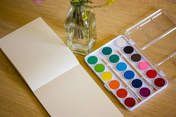Desenho Caderno Com Folhas Branco Conjunto Tintas Aquarela Coloridas Com — Fotografia de Stock